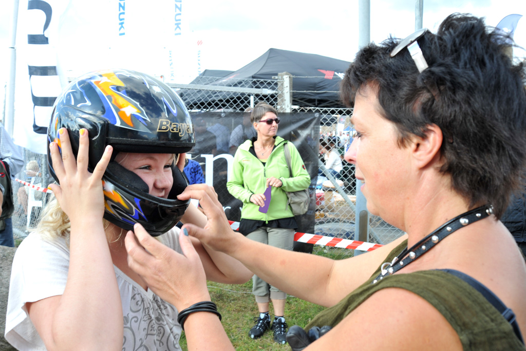 På med styrthjelmen og så ellers op bag på motorcyklen. Så venter en af oplevelserne ved Tvilum Rally Show
(Foto: Morten Alstrup)
